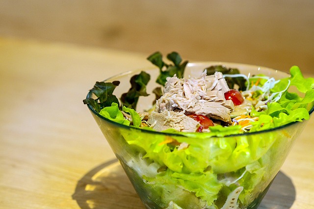 gemischter Salat der Saison mit Thunfisch